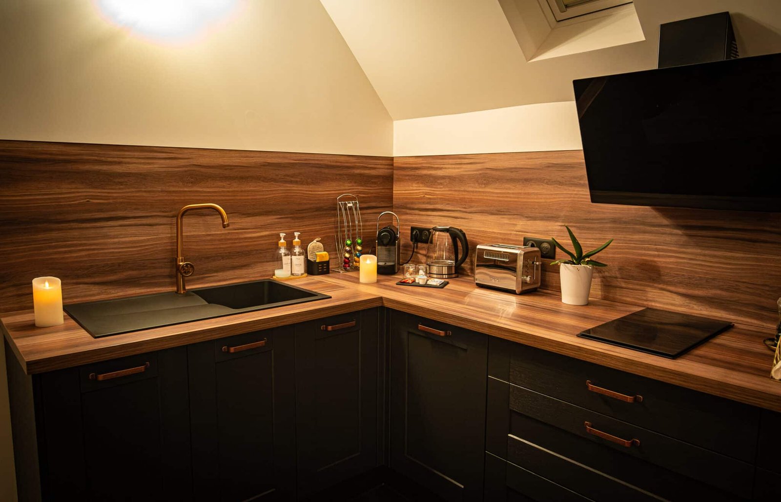 Cuisine équipée moderne avec électroménager dans la suite La Douce en Normandie par La Parenthèse