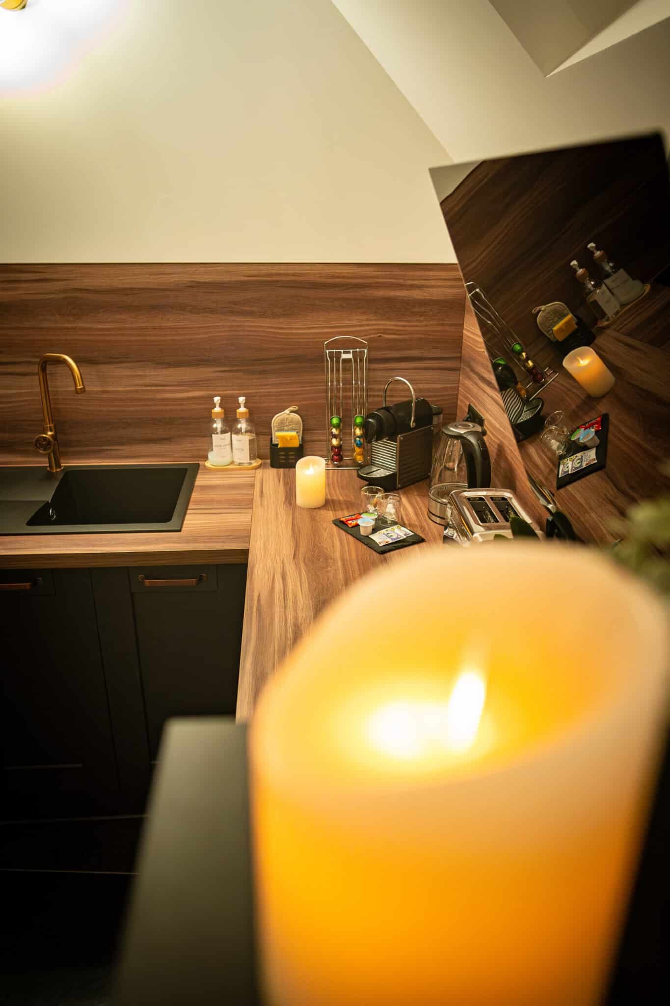 Salon cosy avec canapé confortable dans la suite La Douce en Normandie par La Parenthèse