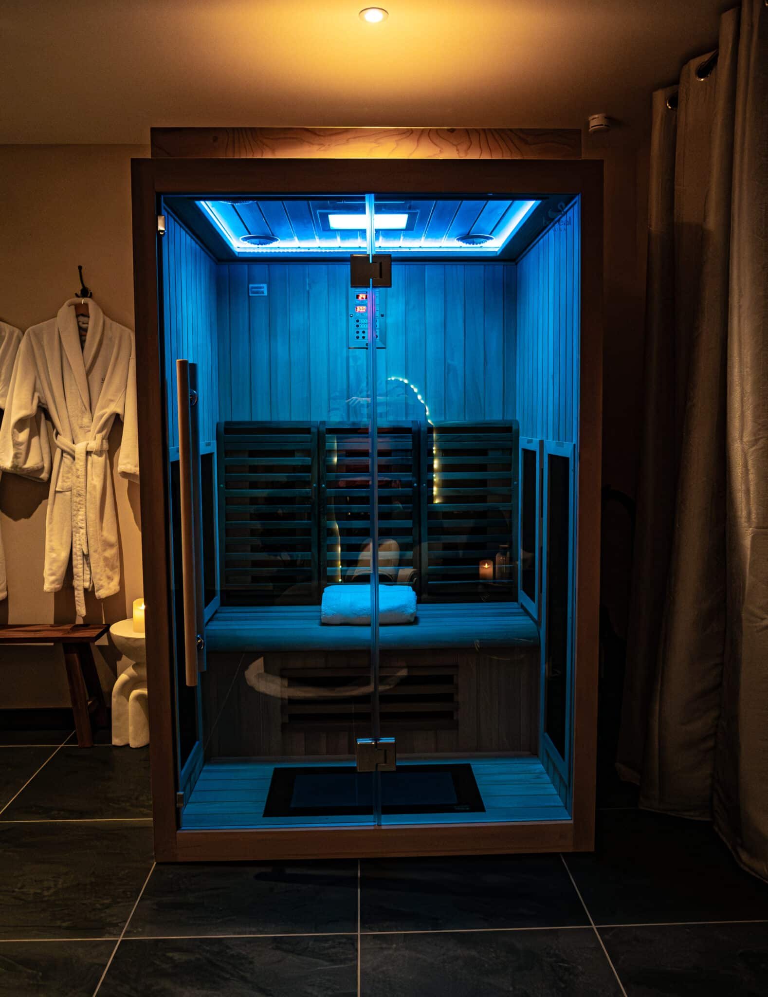 Sauna privatif avec lumière apaisante dans la suite La Douce en Normandie par La Parenthèse