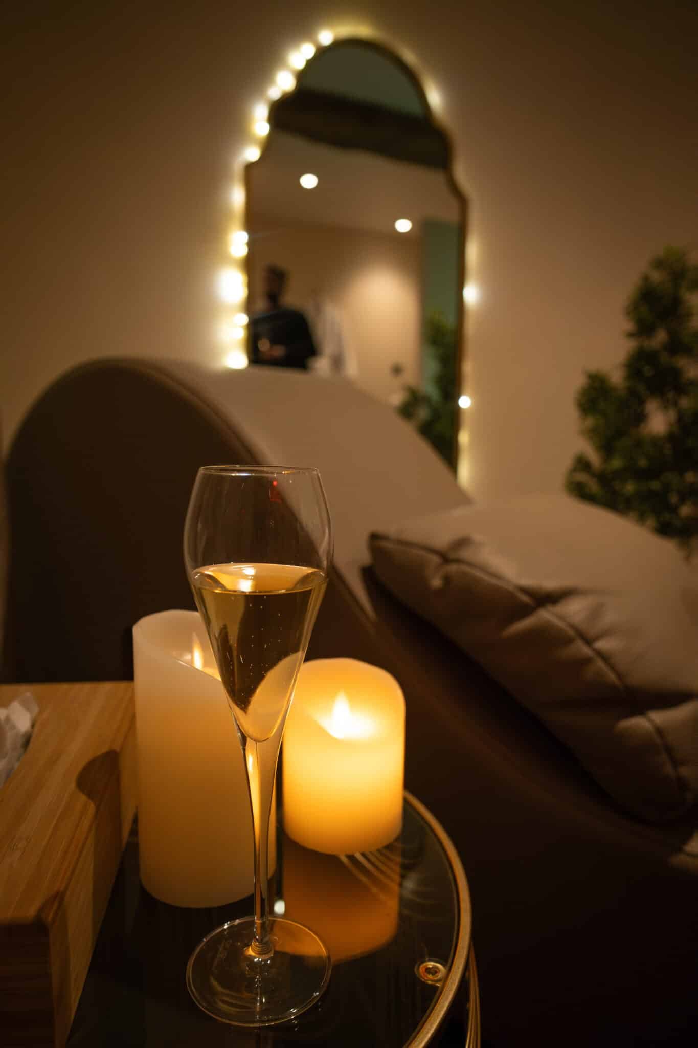 Verres de champagne avec ambiance cosy dans la suite La Douce en Normandie par La Parenthèse