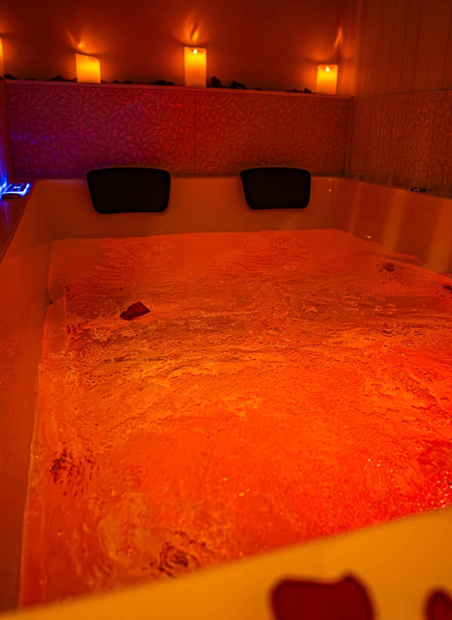 Bain romantique avec éclairage tamisé dans la suite La Douce en Normandie par La Parenthèse