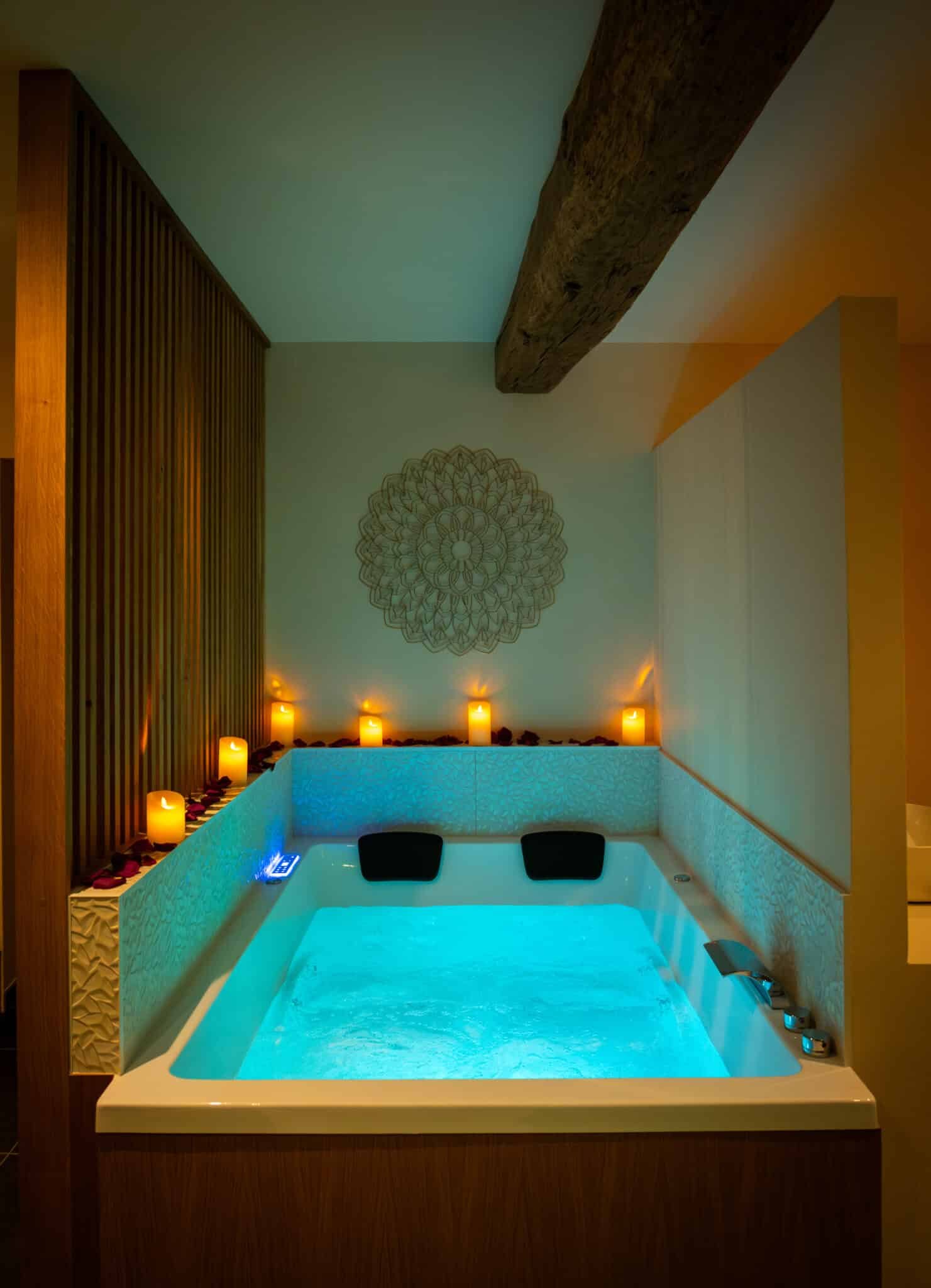 Spa lumineux avec bougies dans la suite La Douce en Normandie par La Parenthèse