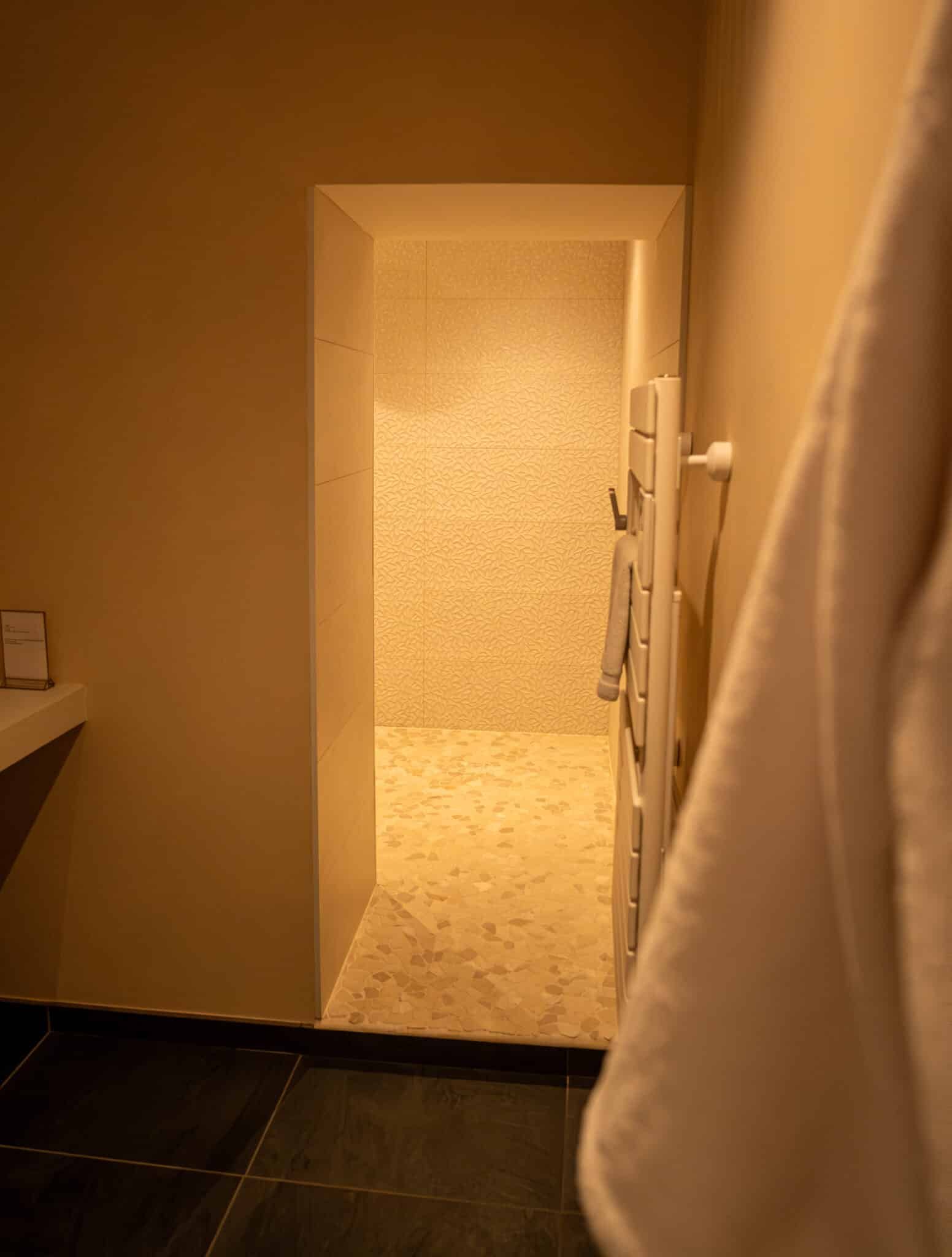 Douche XL moderne privative dans la suite La Douce en Normandie par La Parenthèse