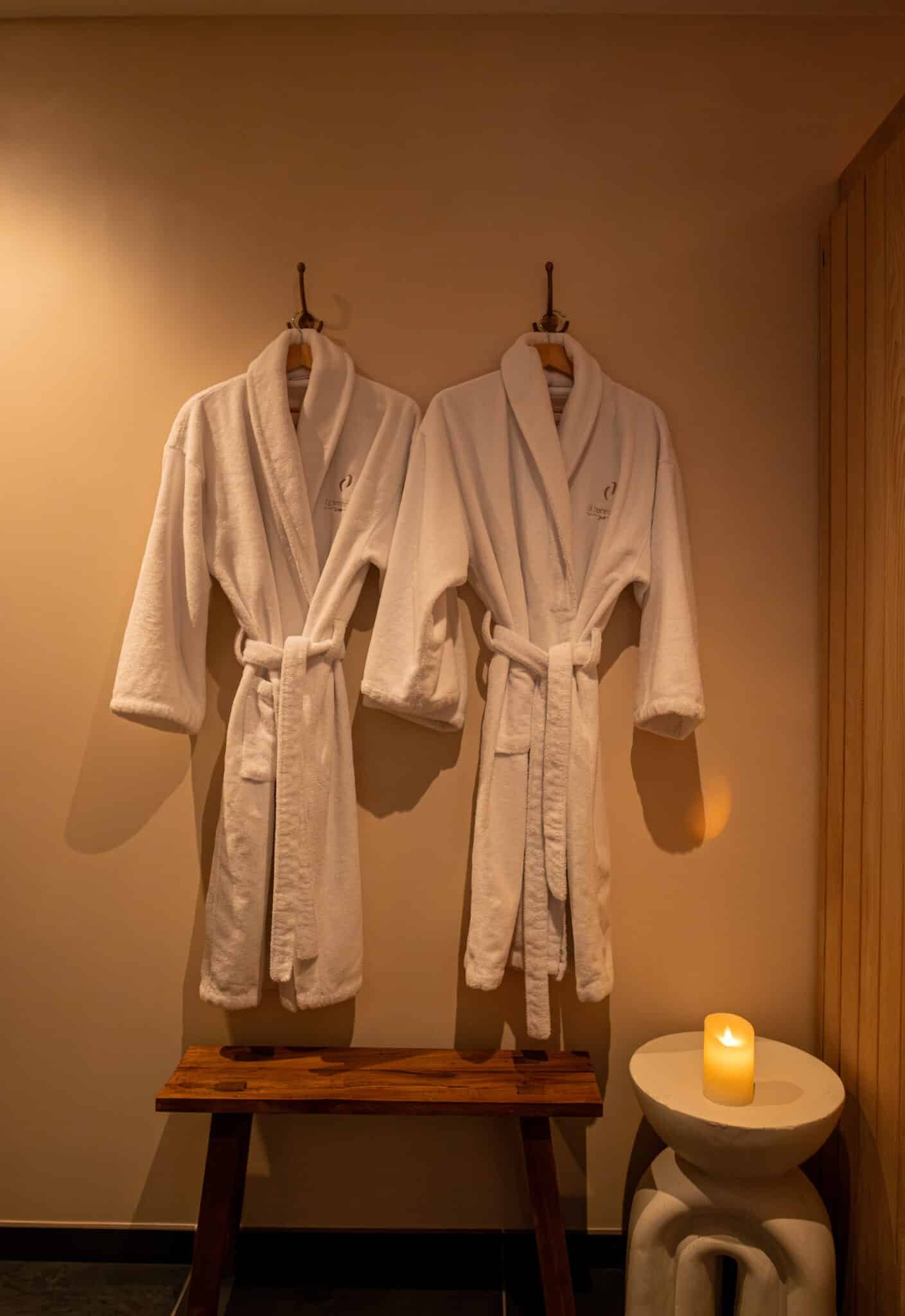 Peignoirs et bougies parfumées dans la suite La Douce en Normandie par La Parenthèse