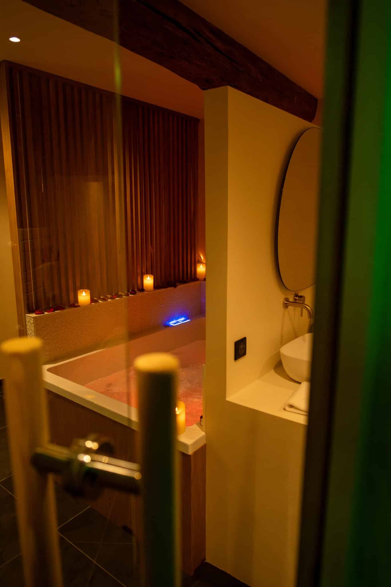 Salle de bain lumineuse avec baignoire spa de la suite La Douce en Normandie par La Parenthèse