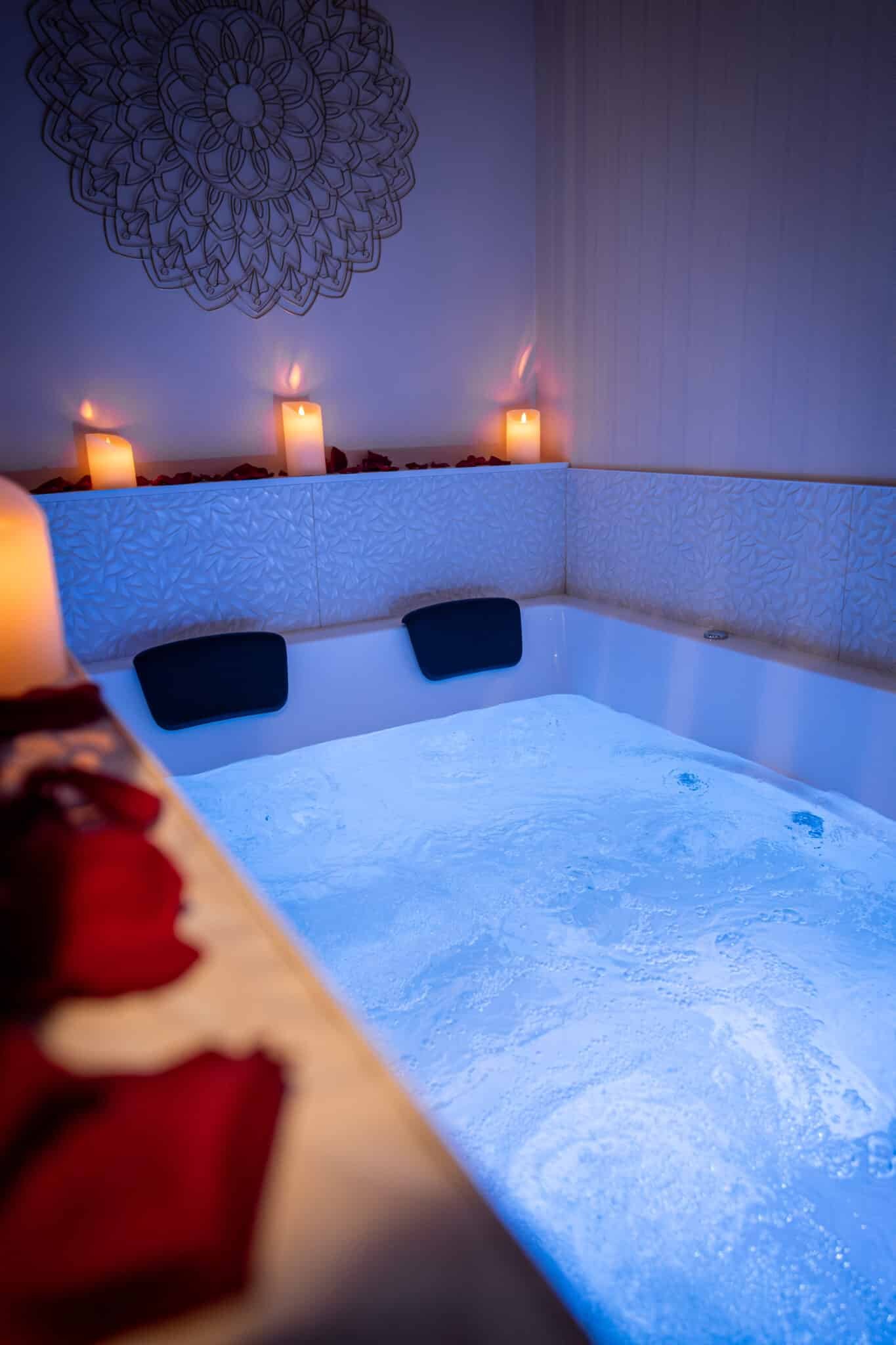 Spa jacuzzi illuminé avec bougies dans la suite La Douce en Normandie par La Parenthèse