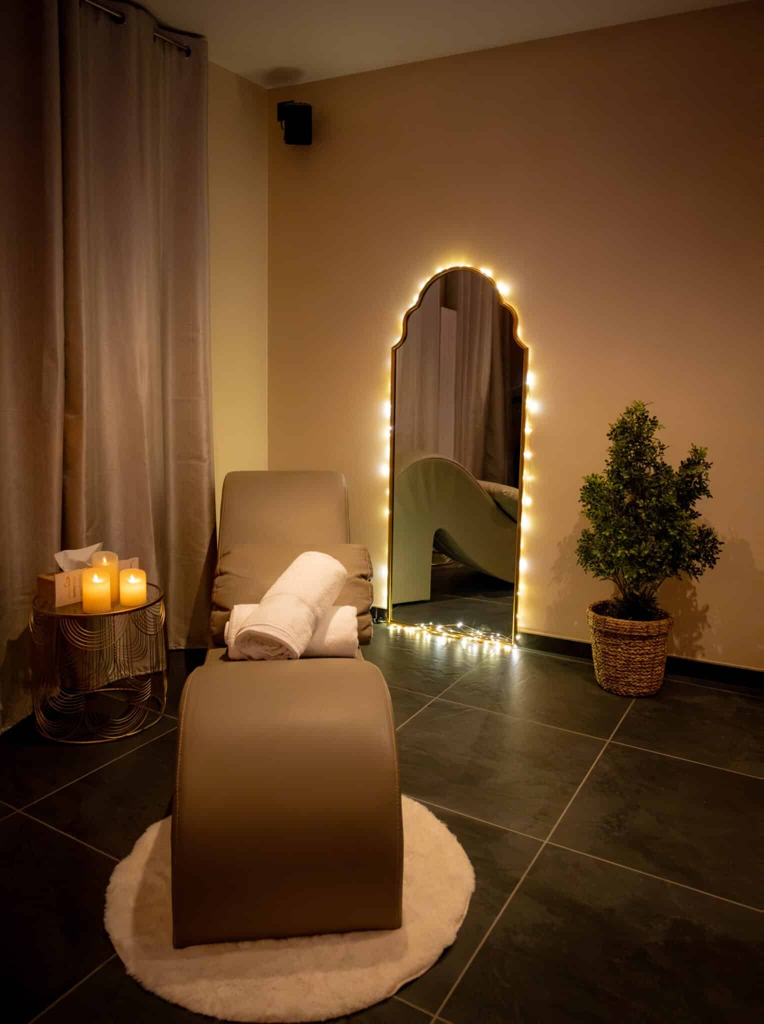 Coin détente chaleureux de la suite La Douce en Normandie par La Parenthèse