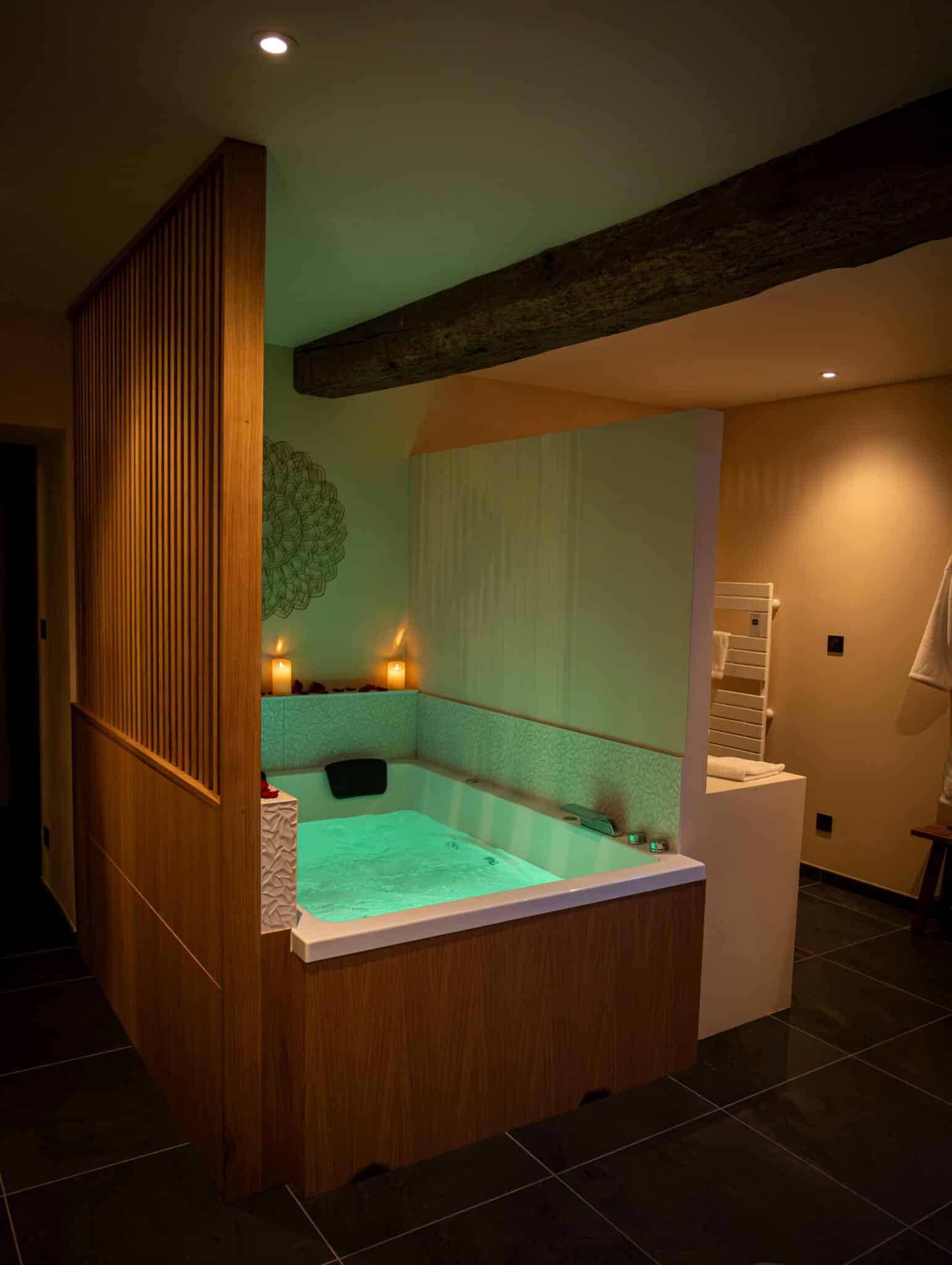 Spa jacuzzi privatif de la suite La Douce en Normandie par La Parenthèse