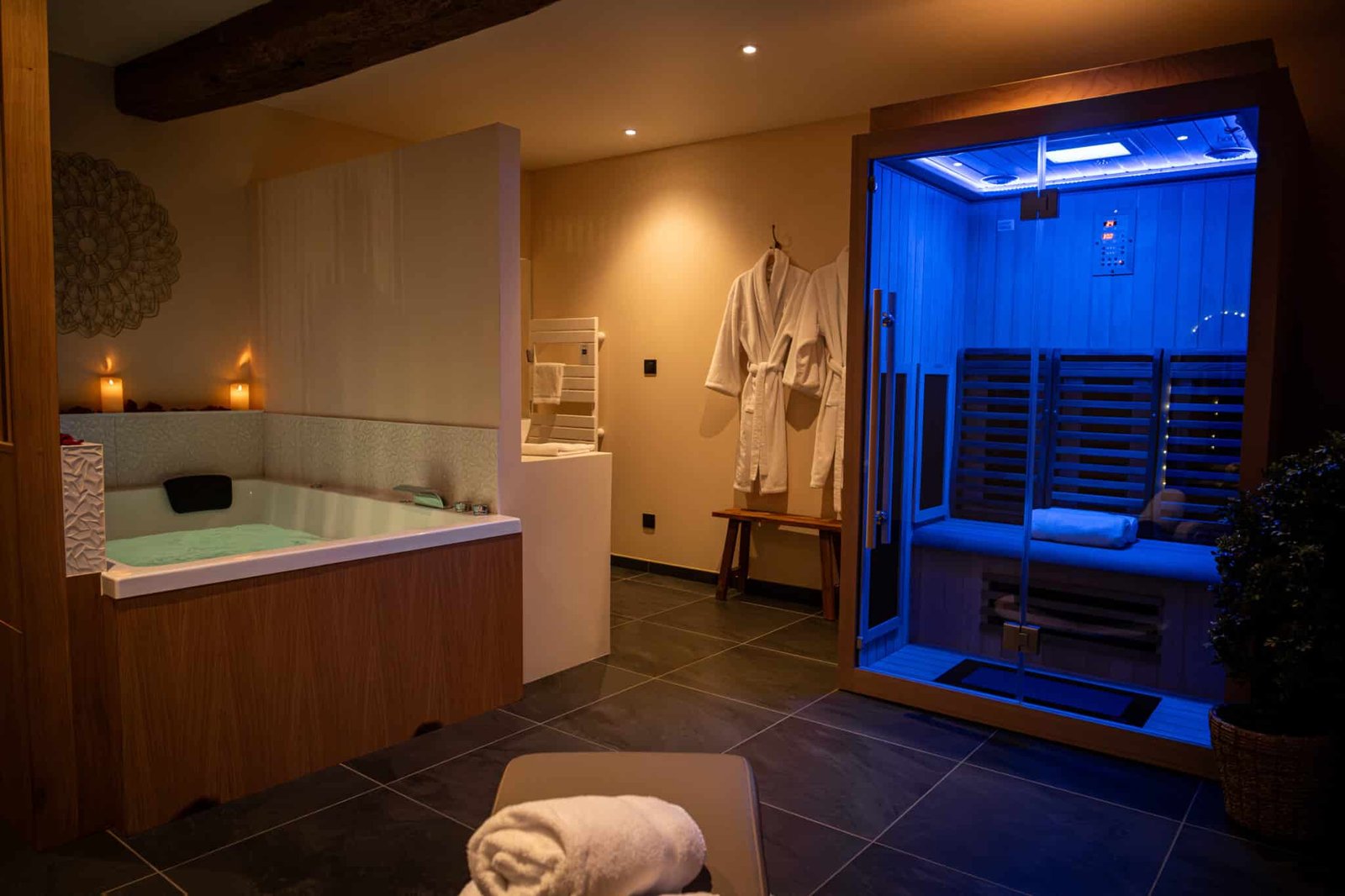 Salle de bain avec spa privatif et douche XL dans la suite La Douce en Normandie par La Parenthèse