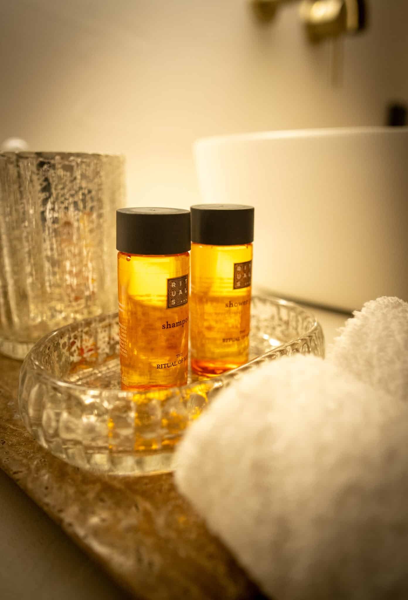 Produits de soin et bien-être disponibles dans la suite La Douce en Normandie par La Parenthèse