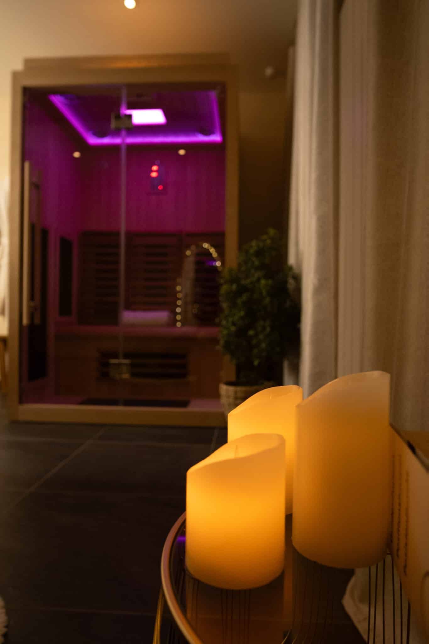 Sauna privatif avec éclairage tamisé dans la suite La Douce en Normandie par La Parenthèse