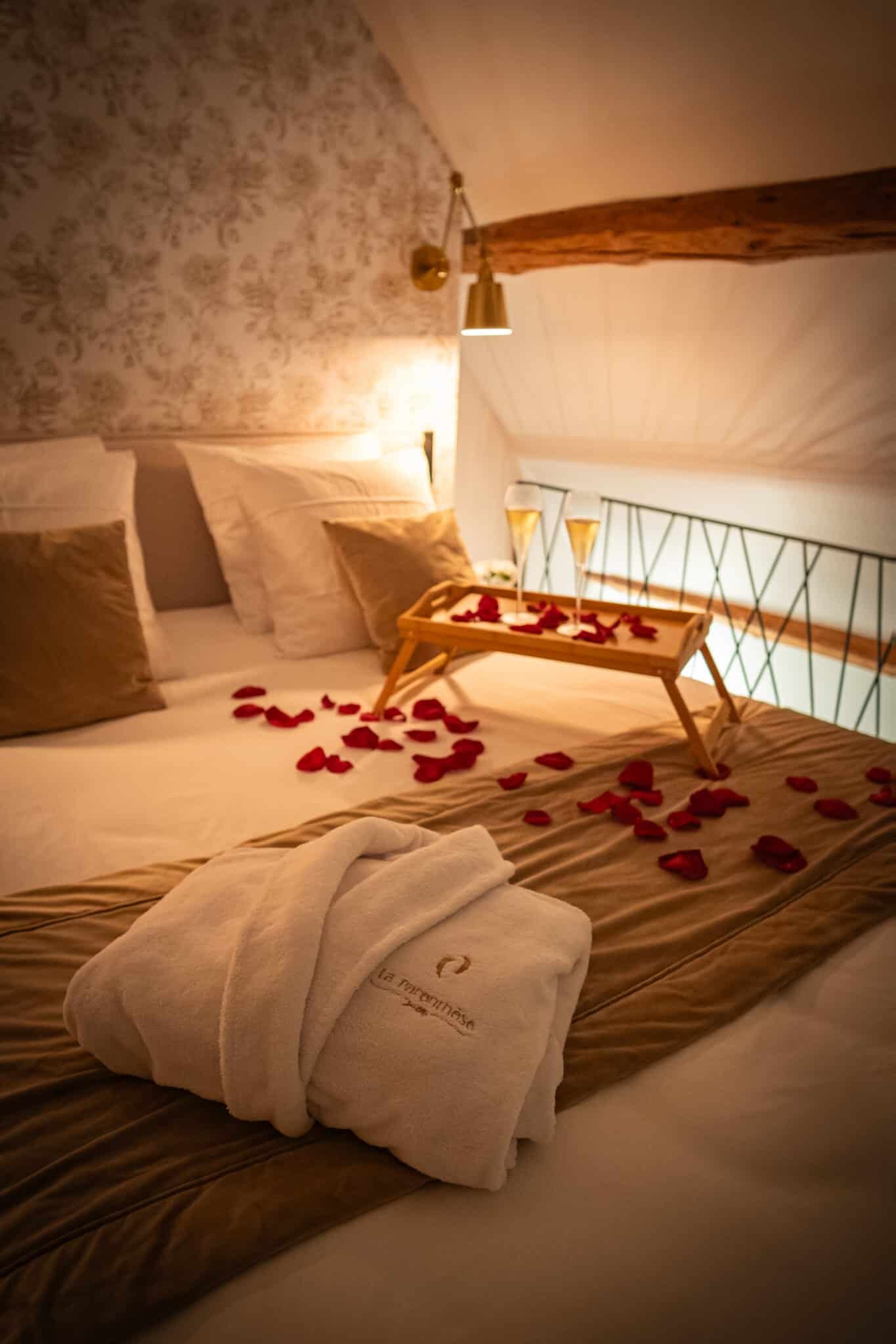 Petit-déjeuner servi au lit avec pétales de roses dans la suite La Douce en Normandie par La Parenthèse