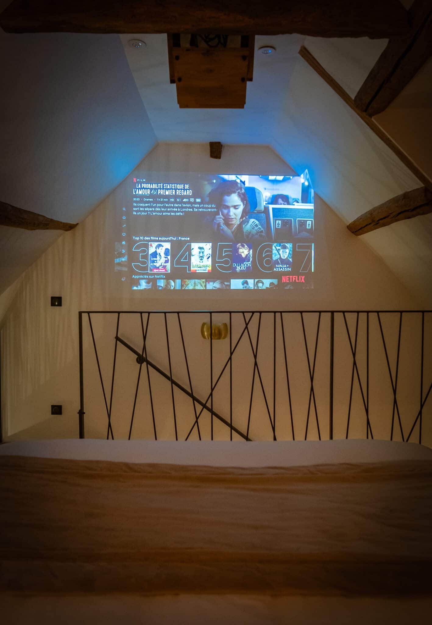 Home cinéma avec rétroprojecteur dans la suite La Douce en Normandie par La Parenthèse