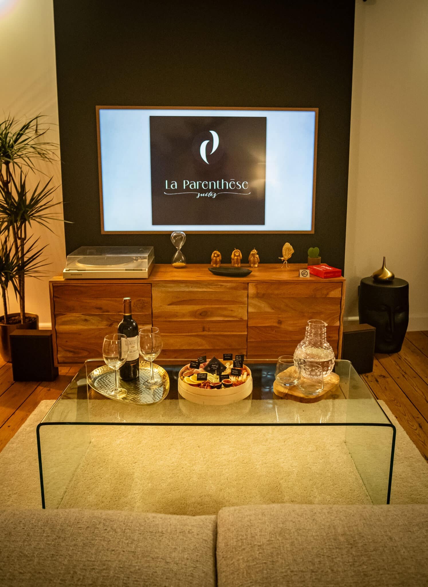 Plateau d’accueil avec thés et gourmandises dans la suite La Douce en Normandie par La Parenthèse