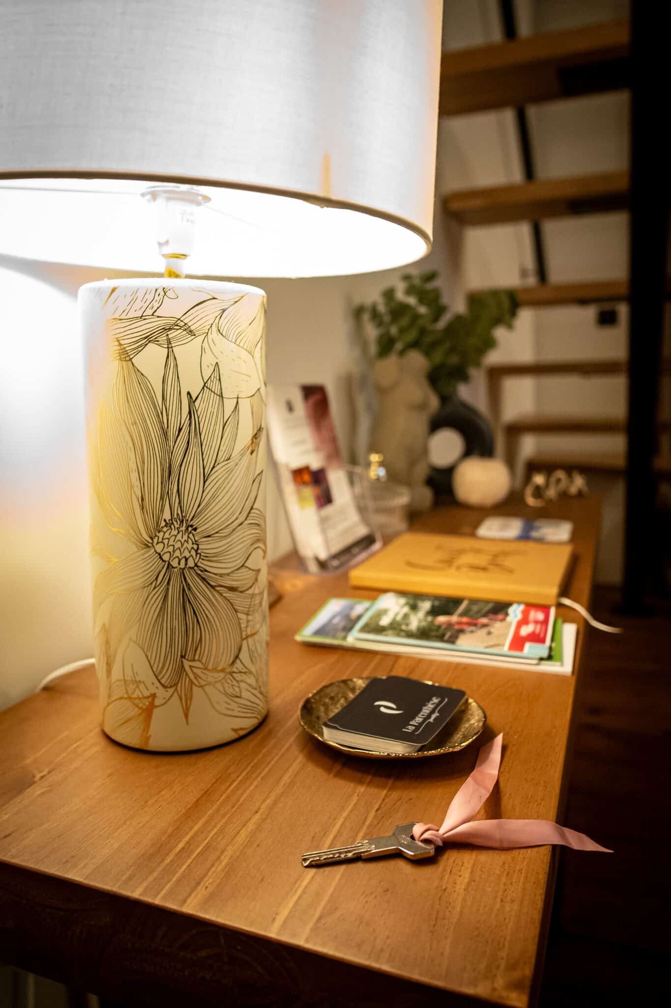 Lampe décorative et ambiance cosy dans la suite La Douce en Normandie par La Parenthèse