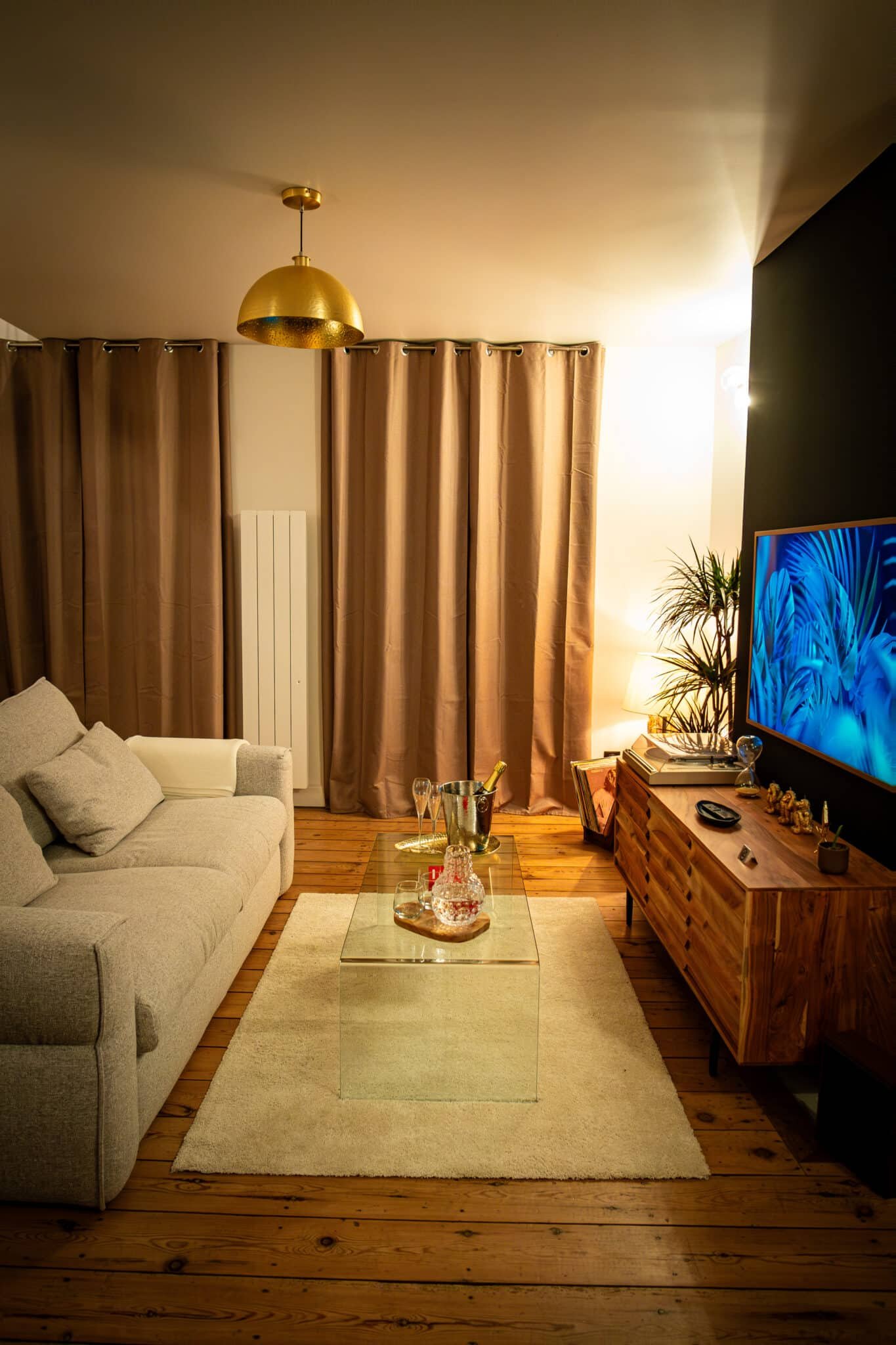 Table basse décorée avec lampe et accessoires design dans la suite La Douce en Normandie par La Parenthèse