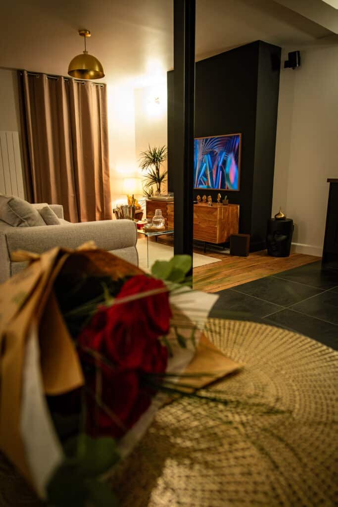 Rose rouge décorative posée dans le salon de la suite La Douce en Normandie par La Parenthèse