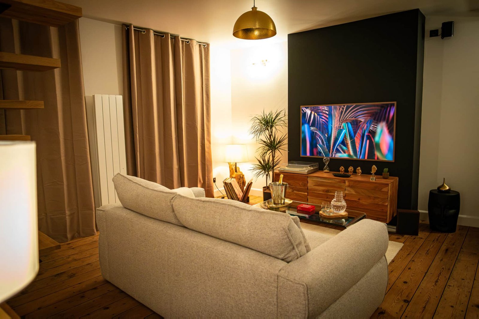 Canapé confortable dans le salon de la suite La Douce en Normandie par La Parenthèse