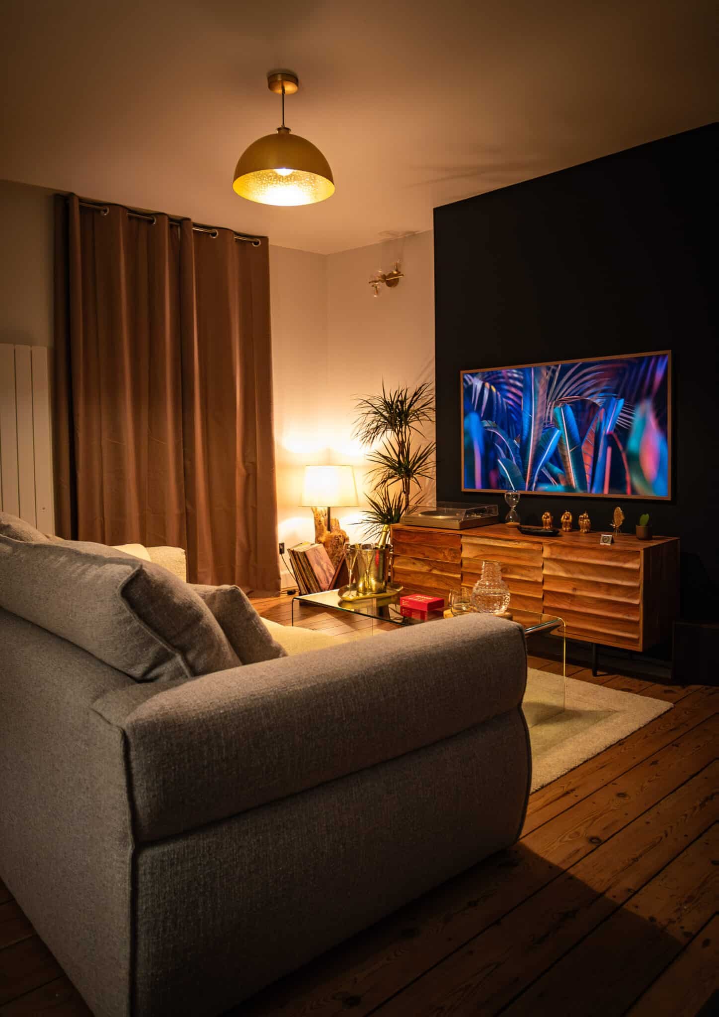 Salon cosy avec TV et décoration moderne dans la suite La Douce en Normandie par La Parenthèse