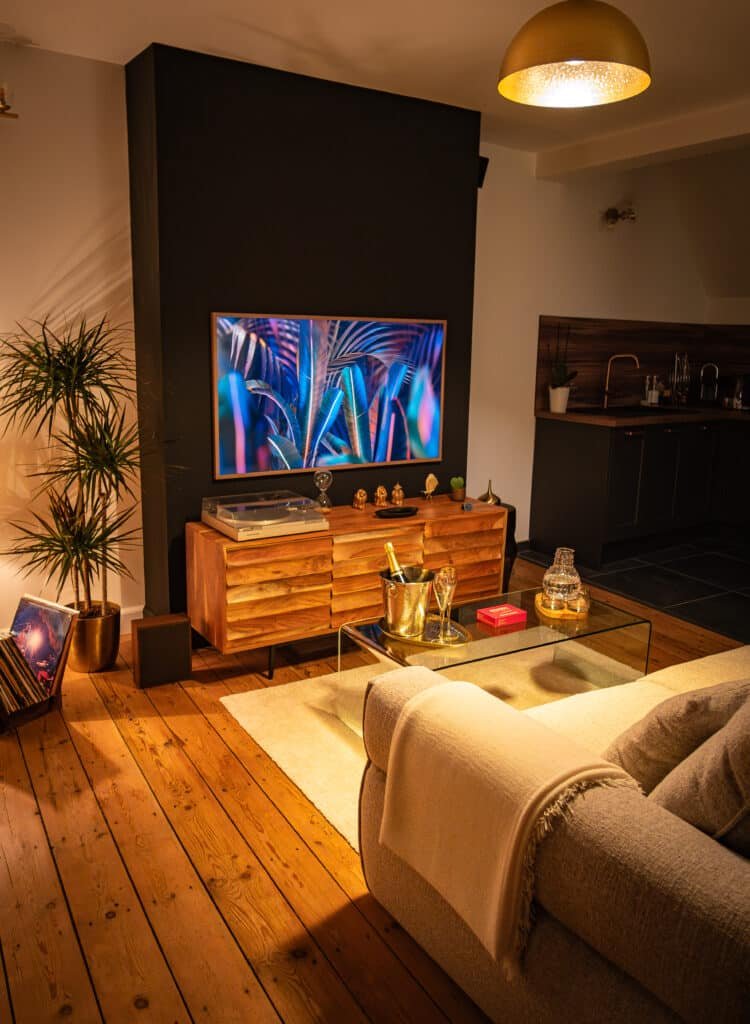 Télévision connectée dans le salon de la suite La Douce en Normandie par La Parenthèse