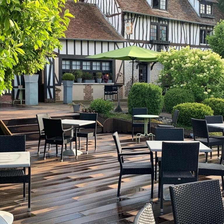 Terrasse du chalet romantique avec mobilier de jardin et vue sur Seine en Normandie par La Parenthèse