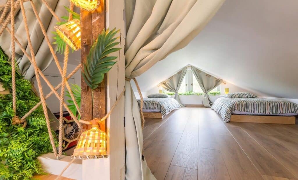 Terrasse privative avec vue sur jardin de la suite La Douce en Normandie par La Parenthèse