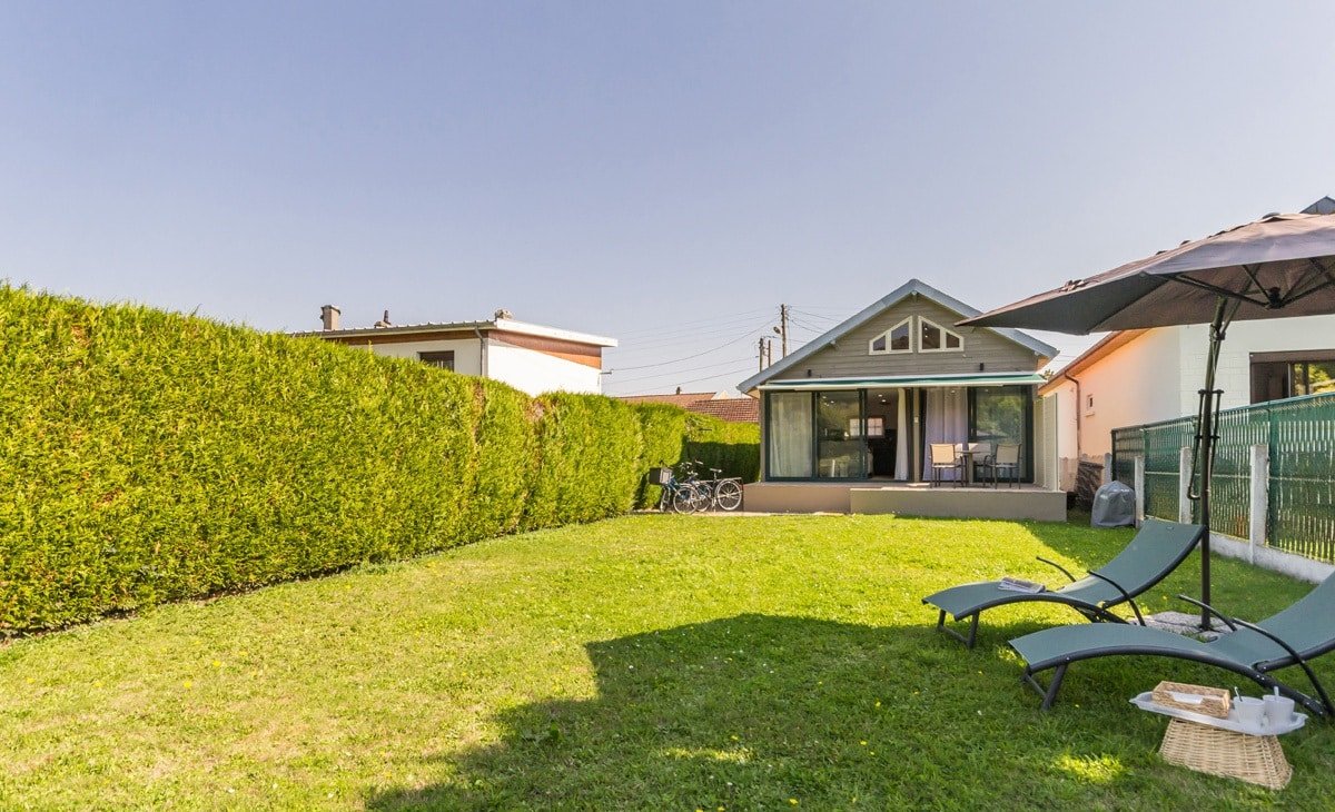 Jardin privatif verdoyant de l’appartement La Parenthèse en Normandie