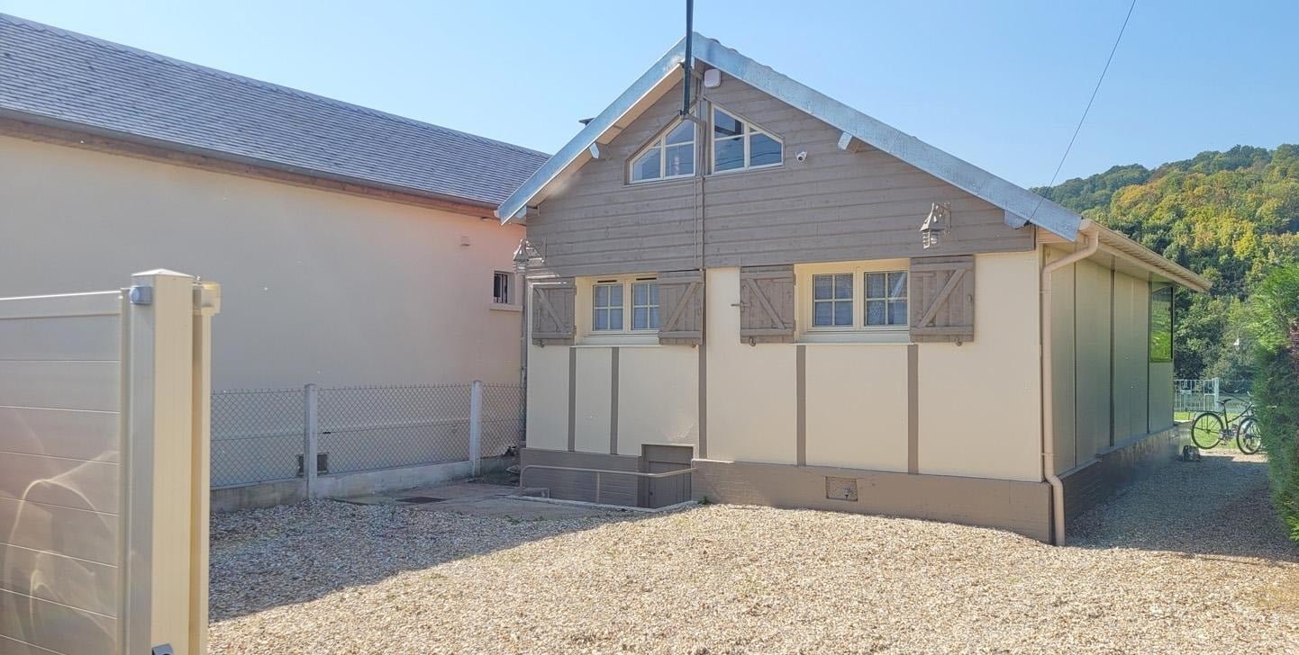Terrasse avec mobilier de jardin de l’appartement La Parenthèse en Normandie