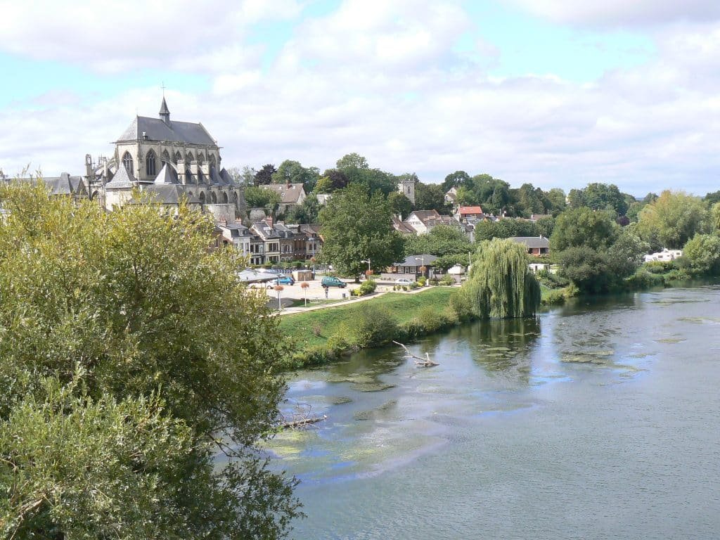 Vue panoramique sur la Seine et le centre-ville de Pont-de-l’Arche en Normandie près de La Parenthèse