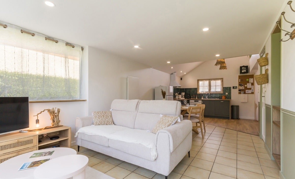 Salon moderne et confortable de l’appartement La Parenthèse en Normandie