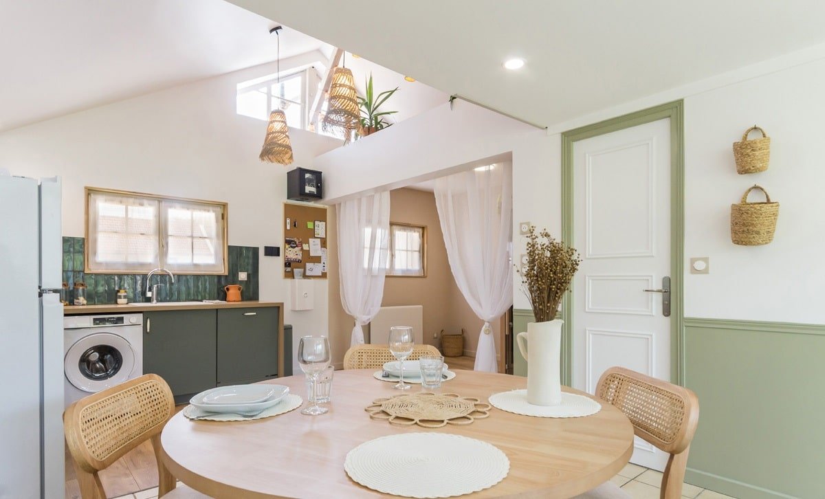 Coin repas convivial dans l’appartement La Parenthèse en Normandie